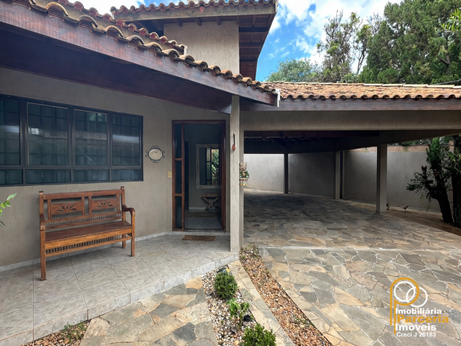 Casa aconchegante com varanda e carport.png